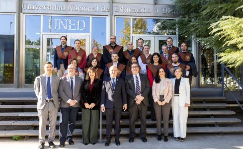 Autoridades de la UNED posan junto a los graduados frente a la Facultad de Informática.