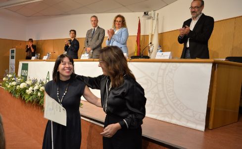  Yésica Val recoge su título de Psicología en la UNED.