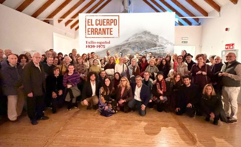  Foto de los participantes posando en grupo en durante el acto de clausura de la exposición 