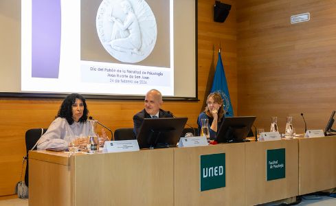 Mesa presidencial del Día del Patrón de Psicología UNED 2026.