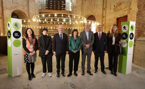  Foto de grupo de los participantes en la presentación del Premio Aena de Narrativa, de pie en la Biblioteca de las Escuelas Pías de la UNED.