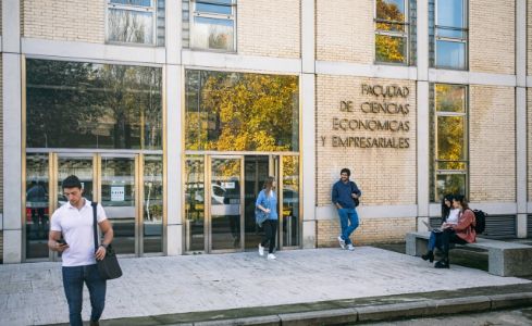 Edificio de la Facultad de Ciencias Económicas y Empresariales de la UNED.