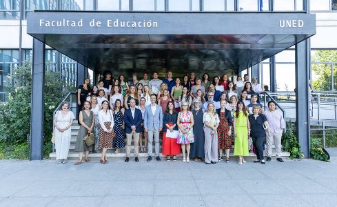 Los graduados posan junto a los organizadores tras la ceremonia de entrega de premios.