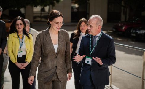  Diana Morant, ministra de Ciencia, Innovación y Universidades, junto al rector de la UNED, Ricardo Mairal, durante el acto de inauguración en Valencia.