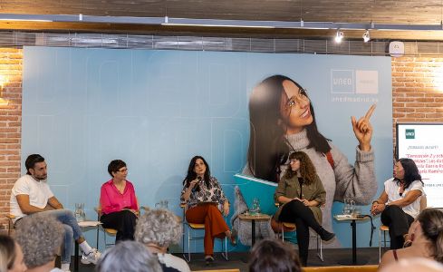 Fotografía de  Karen Vilacoba junto al resto de ponentes en el Escuelas Pías