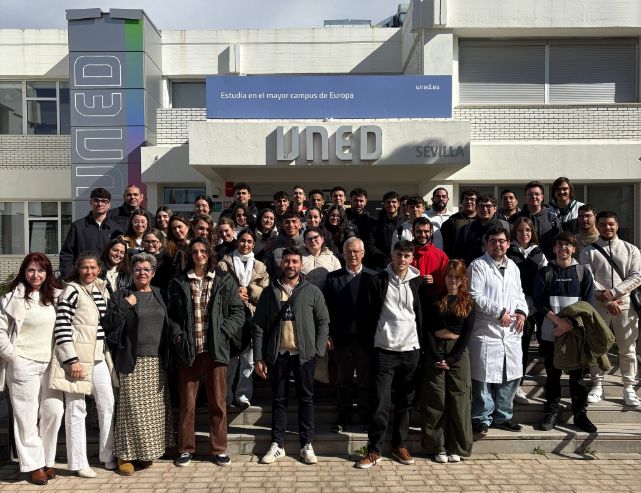Estudiantes y docentes de FP del IES Albert Einstein exploran la formación superior en UNED Sevilla