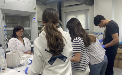 Estudiantes de 4º de ESO en los laboratorios de la Facultad de Ciencias