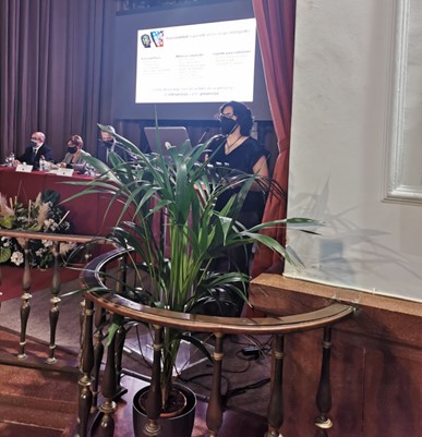 La Dra. Santos impartiendo la Conferencia “ENVEJECIENDO CON INTELIGENCIA,…ARTIFICIAL” (Valencia, 11 de noviembre de 2021)