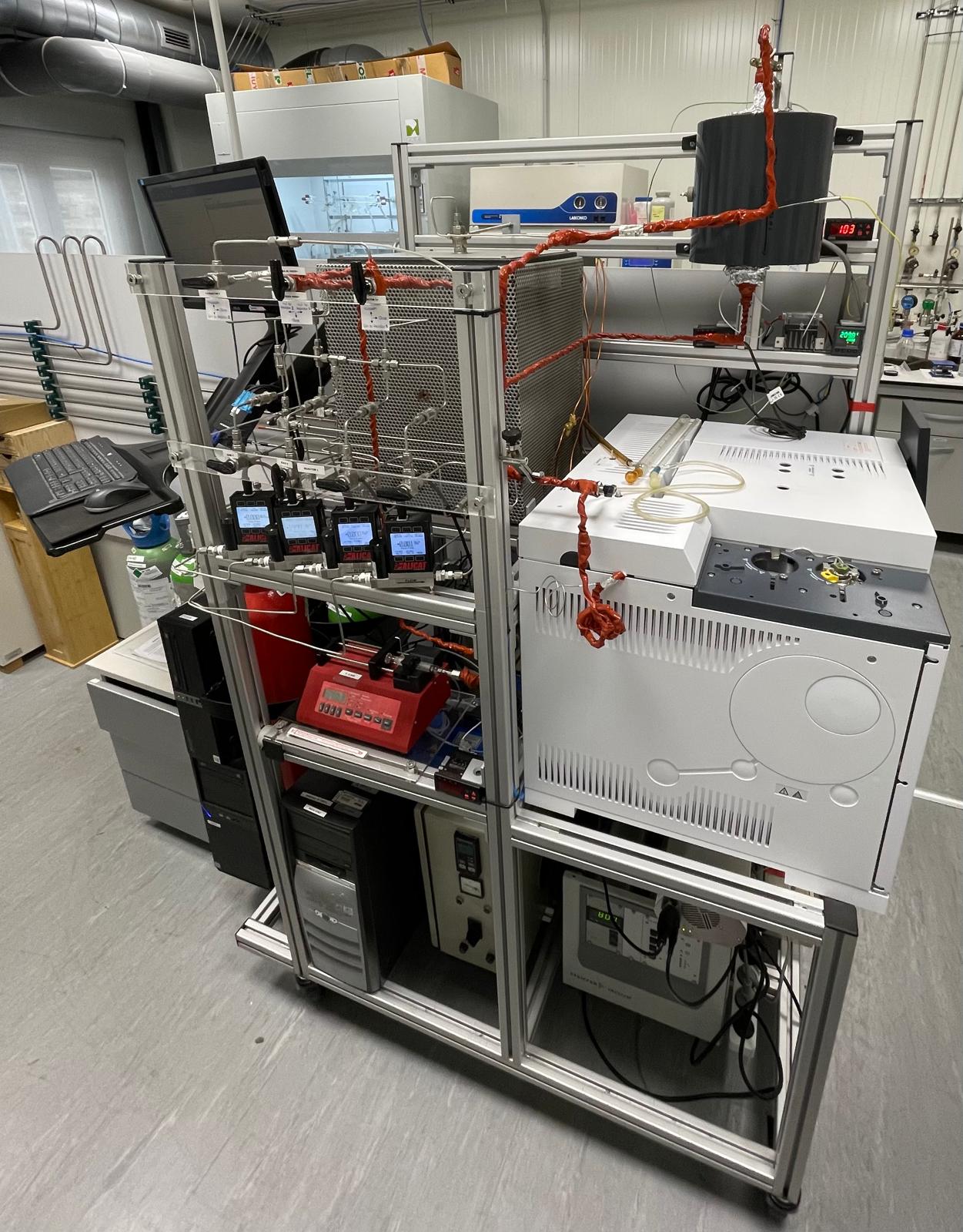 reactor de lecho fijo en contínuo equipado con cromatografía de gases para el análisis en línea de reactivos y productos de reacción