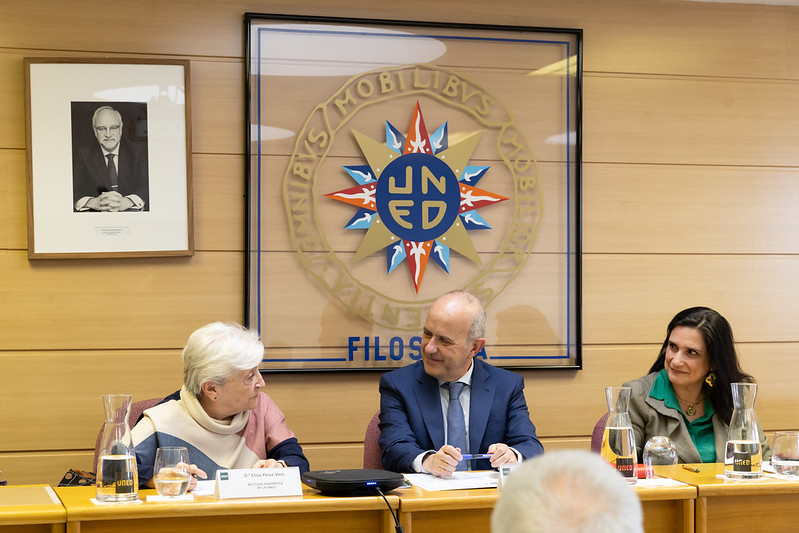 Elisa Pérez Vera interviene, bajo la mirada del rector Mairal y la vicerrectora Vilacoba
