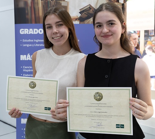 Las jóvenes autoras galardonadas en el V Premio Literario UNED de Relato Corto para Jóvenes.
