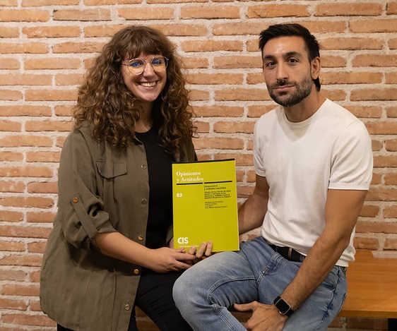 Carla Barrio y José María Ramírez Dueñas, profesores de la UNED y coautores del estudio «Generación Z y actitudes machistas», publicado por el CIS en mayo de 2026