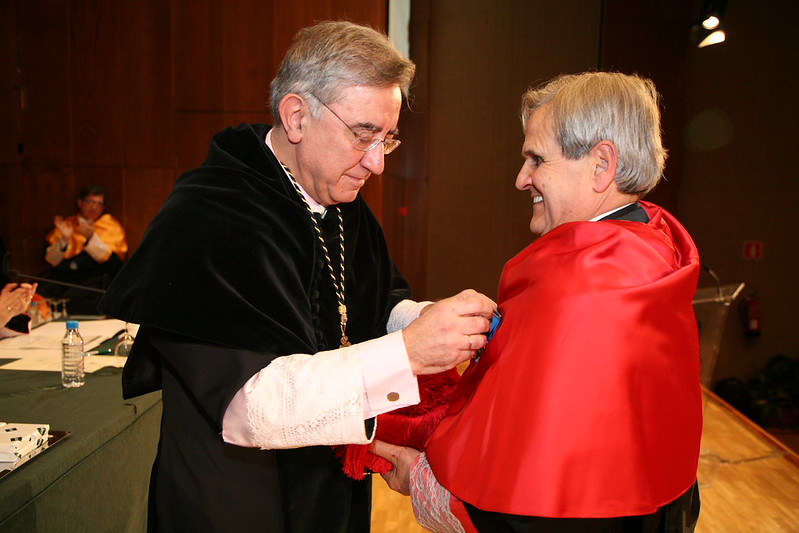Faustino Fernández-Miranda recibe la Medalla de la UNED de manos del rector Juan A. Gimeno en un acto celebrado en 2012