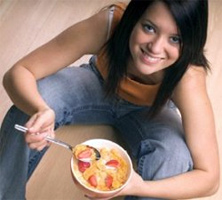 Adolescente comiendo